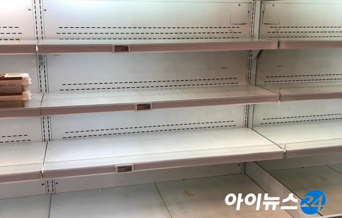 한 대형마트 진열대가 텅텅빈 모습 [사진=아이뉴스24 DB]