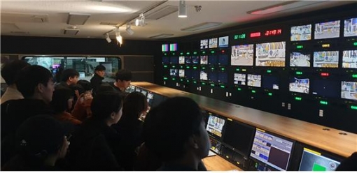 방송사 현장 교육에 참여하고 있는 영상아카데미 교육생들. [출처=경기도]