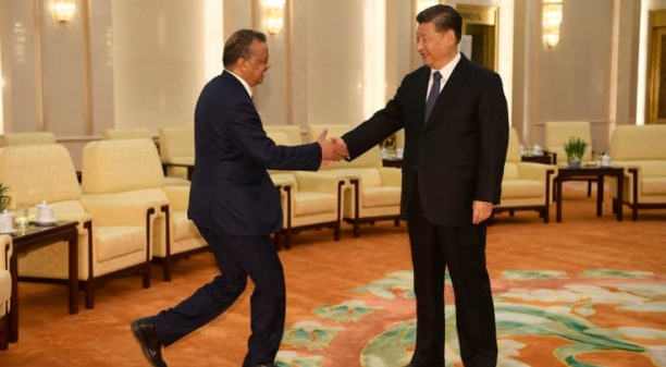 테드로스 WHO 사무총장이 지난 달 28일 중국 베이징 인민대회당에서 시진핑 중국 국가주석을 만나 악수하고 있다.  [cnbc 캡처]