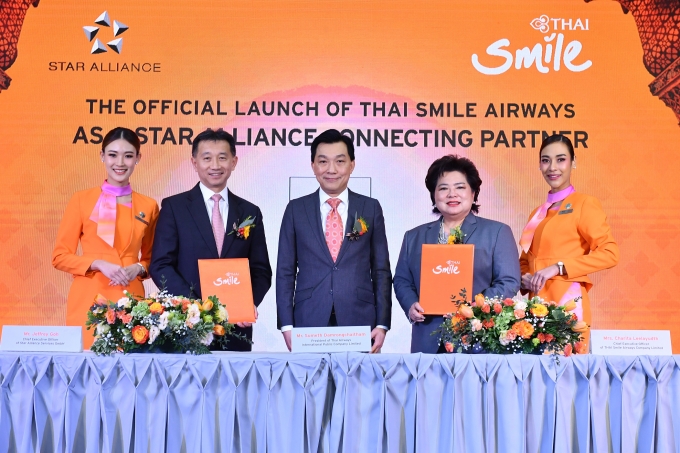 지난 25일 태국 방콕 타이항공 본사에서 개최된 기념식 행사에서 스타얼라이언스 제프리 고 대표(왼쪽 두번째)와 타이항공 수메드 담롱차이탐 회장(가운데), 타이스마일항공 차리타 릴라윳(왼쪽 네번째) 대표가 기념 촬영을 하고 있다.