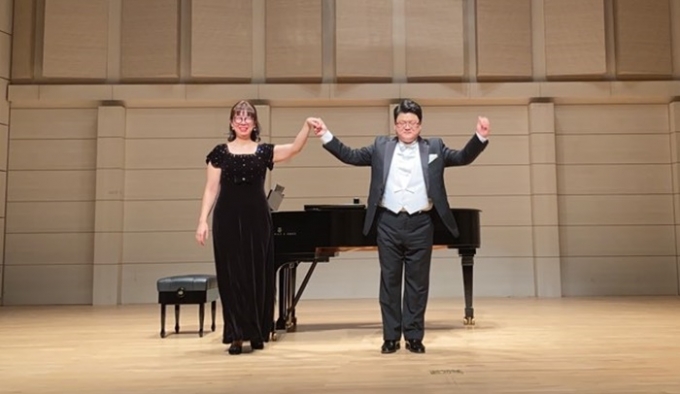 테너 조태진이 27일 열린 독창회에서 권혜조 피아니스트와 손을 잡고 관객에게 인사하고 있다.