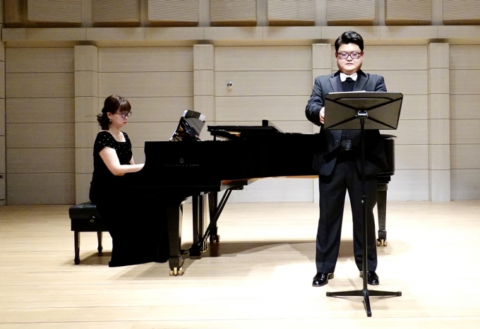 테너 조태진이 27일 열린 독창회에서 '5월 초하루'를 부르고 있다. 피아노 반주는 권혜조가 맡았다.