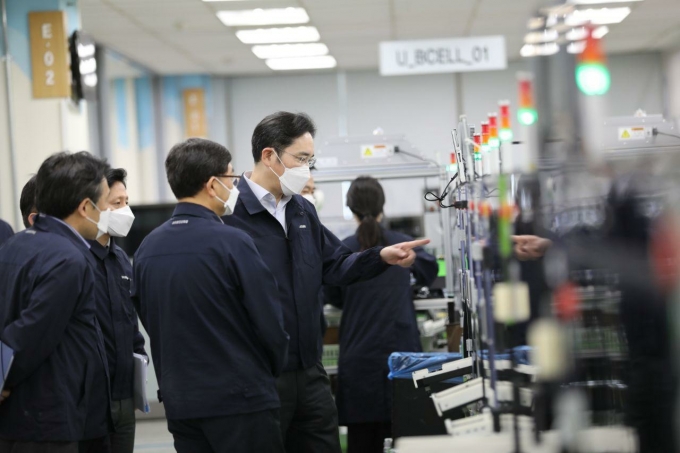 이재용 삼성전자 부회장이 3일 경북 구미사업장을 방문해 스마트폰 생산라인을 점검하고 있다. 