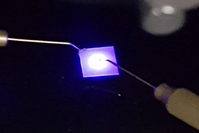 요오드화 구리(CuI) 화합물반도체를 소재로 사용해 고효율로 청색광을 발광하는 소자의 모습 [KIST 제공]