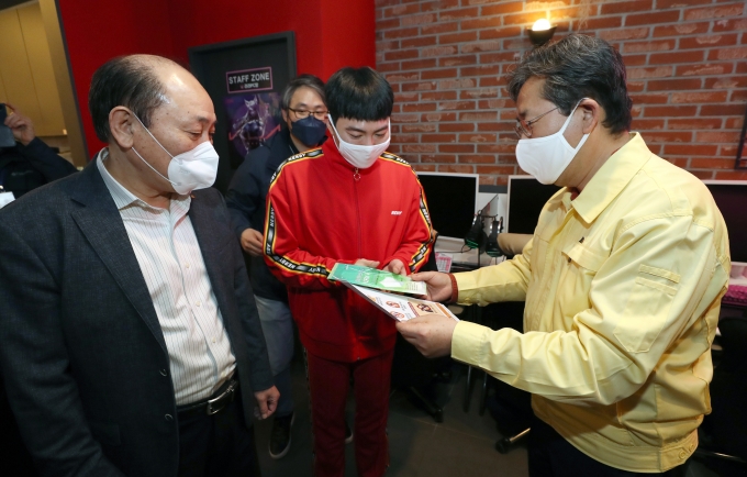 박양우 문체부 장관(오른쪽 첫번째)이 9일 코로나19 확산 방지를 위해 세종시에 위치한 PC방을 찾아 마스크를 나눠주고 있다. [사진=문체부]
