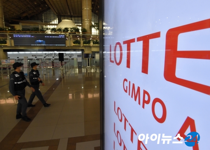 롯데면세점은 '코로나19'로 출국자 수가 급감하자 지난달 22일부터 김포공항점 영업을 중단했다. [사진=조성우 기자]