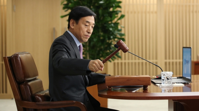 이주열 한국은행 총재가 16일 임시 금통위에서 의사봉을 두드리고 있다. [사진=한은]