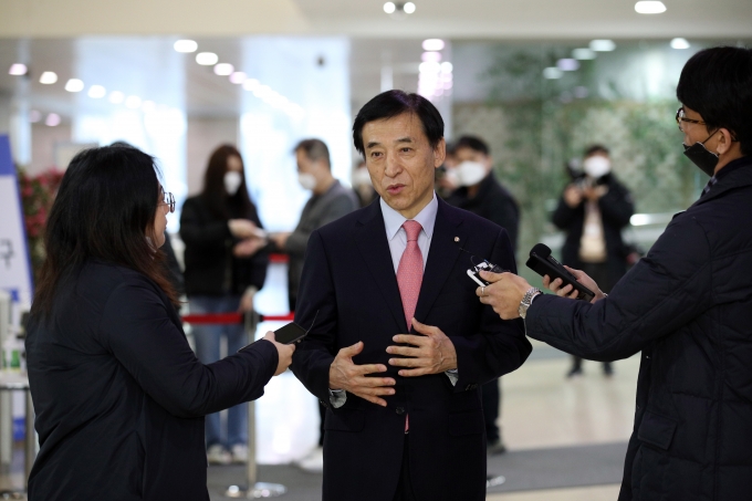 이주열 한국은행 총재가 20일 아침 출근길에서 기자들과 인터뷰를 하고 있다  [사진=한국은행]