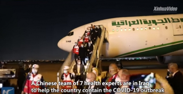 3월 초 이란의 코로나19 방역을 돕기 위한 중국 의료전문가들이 공항에서 내리고 있다. [신화 영상]