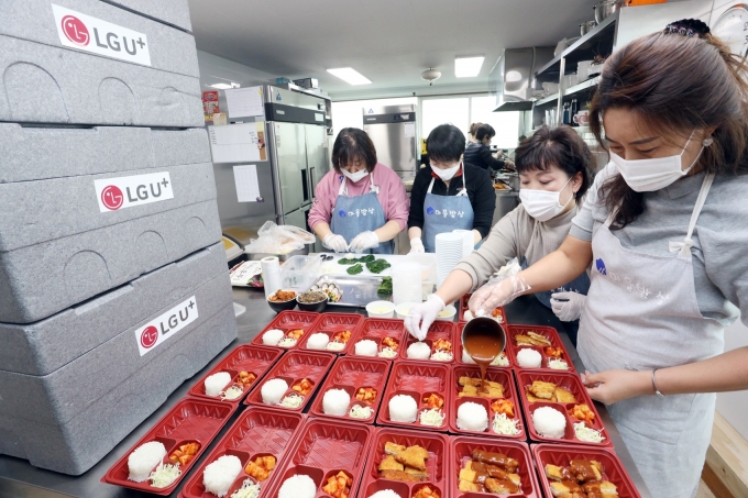 후암동 로컬기업 '마을밥상' 직원들이 아이들에게 제공할 도시락과 간식을 준비하고 있는 모습.  [출처=LG유플러스]