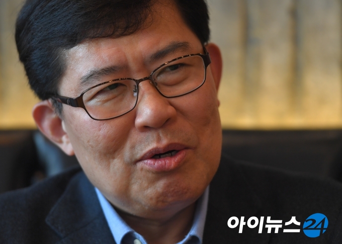  윤창현 미래한국당 비례대표 후보가 30일 '아이뉴스24'와 인터뷰를 하고 있다. [조성우 기자]