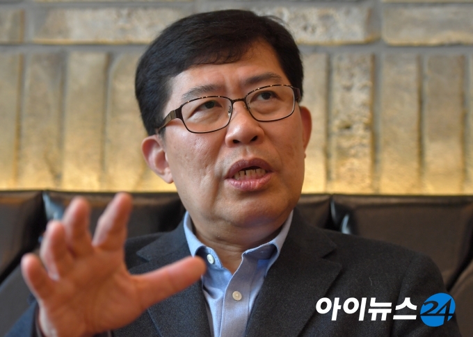 윤창현 미래한국당 비례대표 후보가 30일 '아이뉴스24'와 인터뷰를 하고 있다. [조성우 기자]