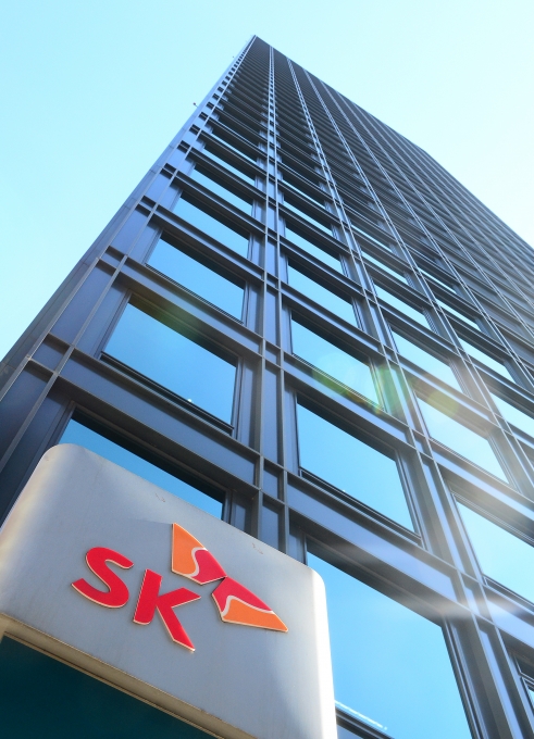 SK그룹은 오는 8일 창립 67년을 맞는다. 매출과 영업이익에 이어 자산 규모에서도 현대차그룹을 넘어 재계 2위로 올라설지 재계 안팎의 이목이 쏠린다.  