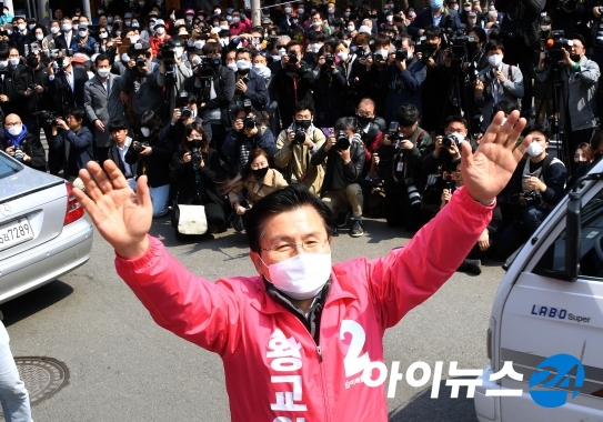 2일 공식 선거운동 첫날 서울 종로 후보인 황교안 미래통합당 대표가 시민들을 향해 지지를 호소하고 있다.   