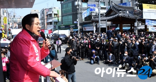 지난 2일 공식 선거운동 첫날 황교안 미래통합당 서울 종로 후보가 지지를 호소하고 있다. 