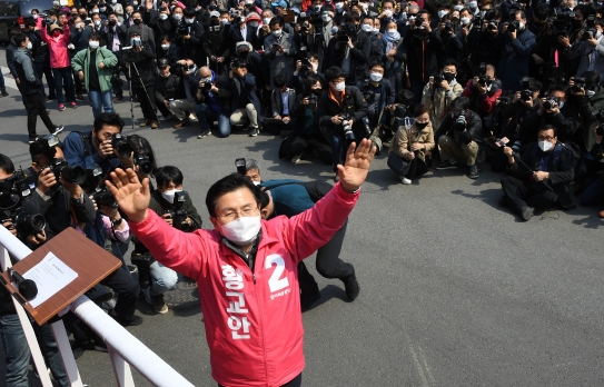 공식 선거운동이 시작된 지난 2일 황교안 미래통합당 후보가 출마 지역인 서울 종로구에서 지지를 호소하고 있다.  