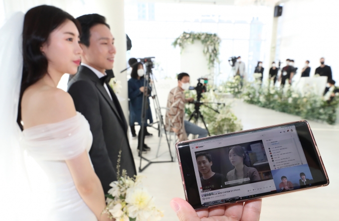 온라인으로 하객을 초대한 신랑과 신부가 4월 4일 강남구 소재 예식장에서 ‘유튜브 라이브 결혼식’을 진행하고 있다. [출처=KT]