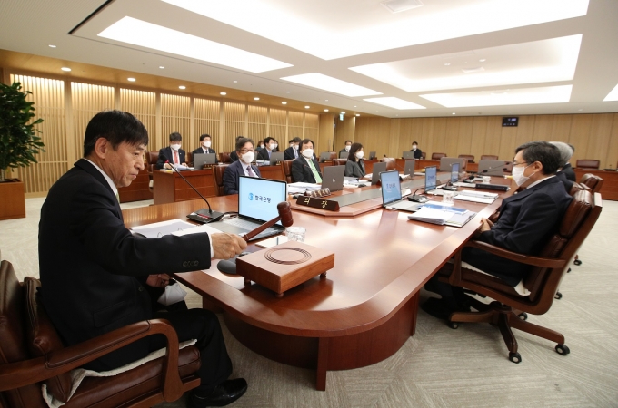 이주열 한국은행 총재가 4월 금융통화위원회에서 의사봉을 두드리고 있다. [사진=한국은행]