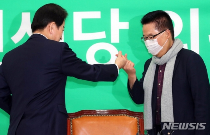 지난 17일 민생당 지도부 회의에서 정동영 의원(왼쪽)과 박지원 의원이 코로나19 예방 차원의 '주먹 인사'를 하고 있다.  [사진=뉴시스 ]