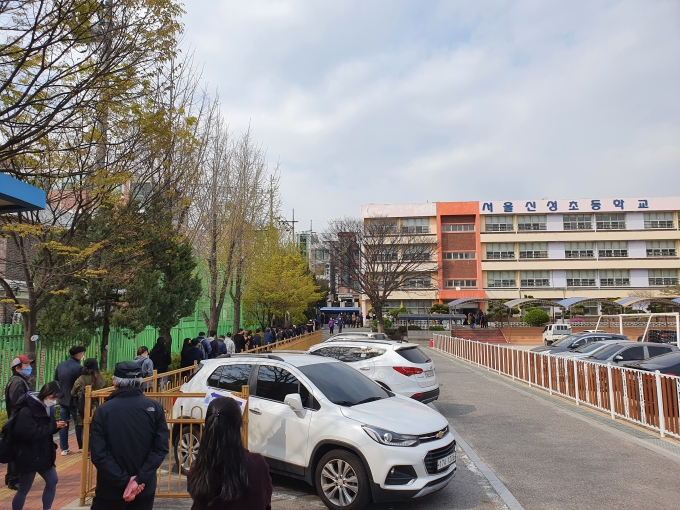 11일 오후 서울 관악구의 한 초등학교에 마련된 사전투표소에서 유권자들이 투표를 하기 위해 줄을 서 있다. [사진=허재영 기자]