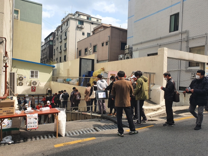 지난 10일 서울 관악구 소재 주민센터 지하주차장에 위치한 사전투표소 앞에서 주민들이 투표에 참여하기 위해 줄을 서 있다. [사진=허재영 기자]