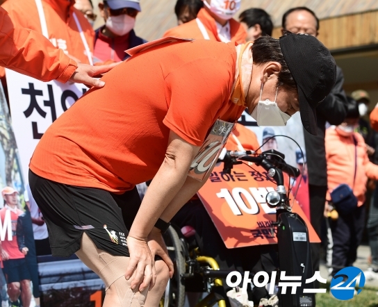 지난 14일 선거운동 마지막 날 400km 국토종주 달리기를 마치고 종착지인 서울 광화문 광장에 도착한 안철수 국민의당 대표 