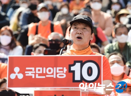 지난 14일 서울 광화문 광장에서 국토종주 이후 기자회견을 하는 안철수 국민의당 대표