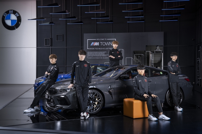 SK텔레콤 T1 LoL팀 선수들이 인천 영종도 BMW드라이빙센터에서 BMW 최신형 차량 앞에서 포즈를 취하고 있다 [사진=SKT]