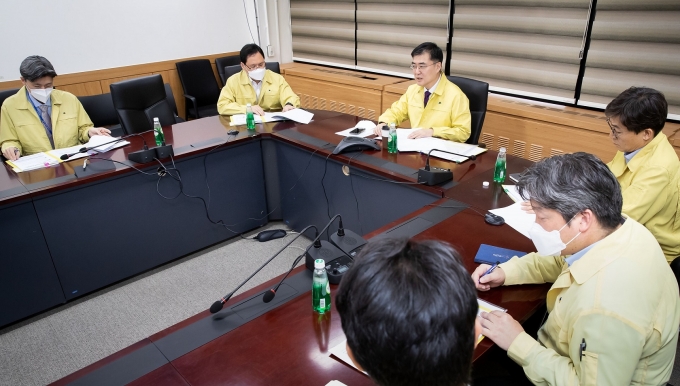 손병두 금융위 부위원장(가운데)이 17일 금융상황점검회의를 개최 중이다. [사진=금융위]