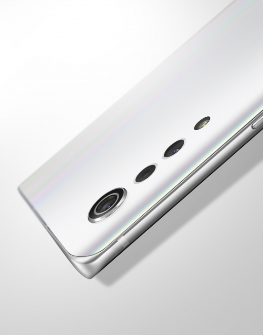 LG전자는 다음달 출시할 플래그십 스마트폰 벨벳폰의 디자인 영상을 지난 19일 공개했다. 30초 분량의 동영상에서 벨벳폰은 물방울 형태의 카메라와 대칭형 타원 디자인을 강조했다.