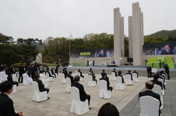 문재인 대통령이 19일 서울 강북구 국립4.19민주묘지에서 열린 제60주년 4.19혁명 기념식에 참석해 기념사를 하고 있다. [뉴시스]