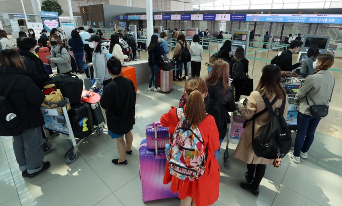 4월 초 인천국제공항에서 도쿄 나리타행으로 향하는 승객들  [사진=뉴시스]