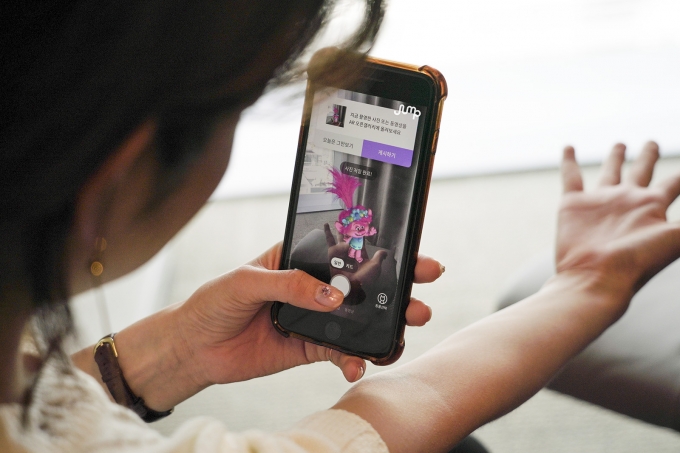 SK텔레콤은 ‘점프AR’ 앱 내에 4월말 국내 개봉 예정인 ‘트롤 월드투어’ 캐릭터들이 등장하는 ‘AR트롤’을 선보인다 [사진=SKT]