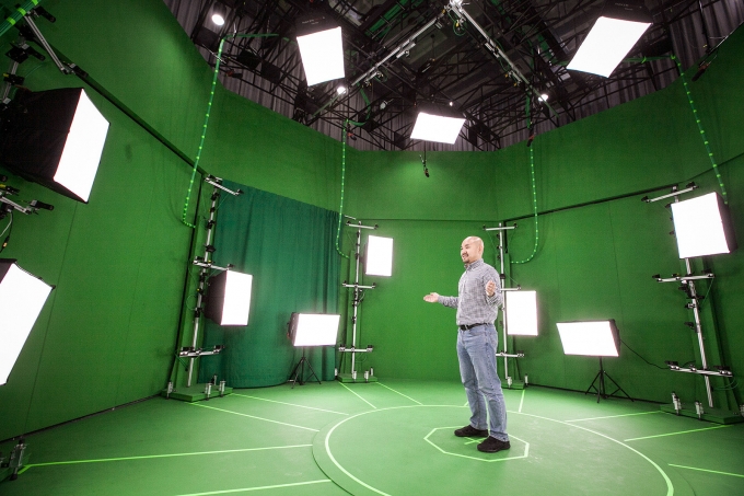 SK텔레콤 관계자가 점프 스튜디오 안에서 모션 촬영을 하고 있다. 점프 스튜디오는 106대의 카메라를 통해 360도로 초당 최대 60프레임 촬영이 가능하다 [사진=SKT]
