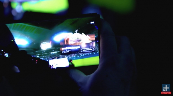 버라이즌의 5G 초고주파 망을 구축한 슈퍼볼 행사에서 스마트폰을 통해 AR 서비스를 이용하는 모습 [사진=유튜브 캡쳐]