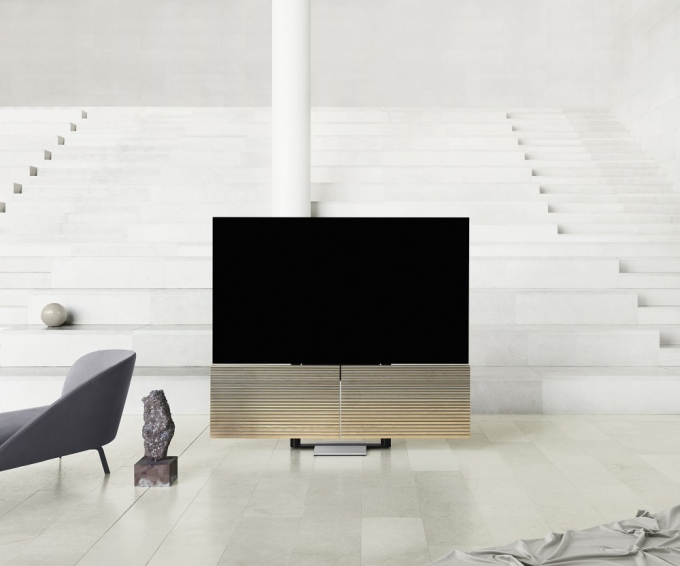지난해 출시된 뱅앤올룹슨의 OLED TV '베오비전 하모니'. 올해 출시된 8K OLED TV도 기본적인 모양은 같다. [출처=뱅앤올룹슨]