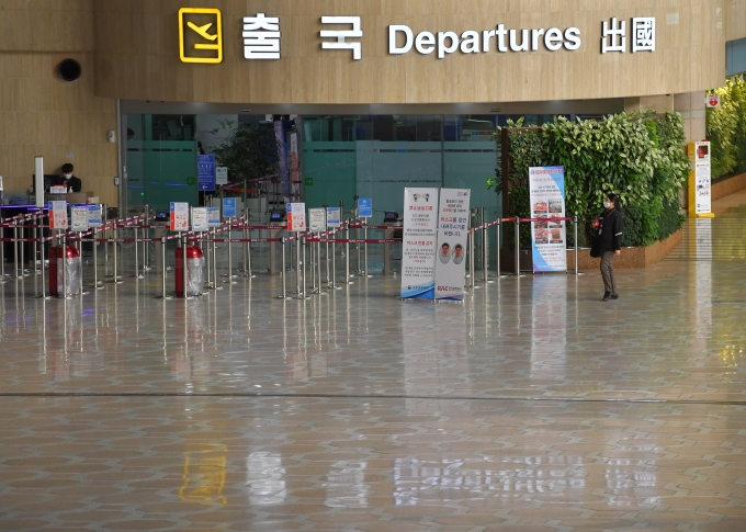 코로나19 사태로 썰렁한 김포공항. [사진=조성우 기자]