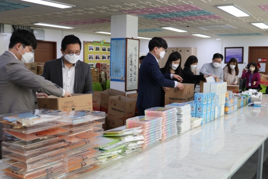 울산 남구 종합사회복지관 어린이들에게 전달할 어린이날 선물을 포장하고 있는 GIG코리아와 초록우산어린이재단 임직원들.