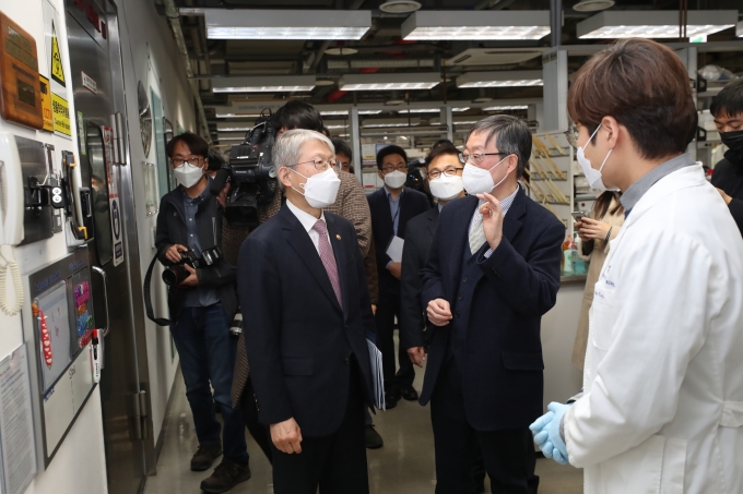 2월28일 한국파스퇴르연구소를 방문한 최기영 과학기술정보통신부 장관에게 류왕식 연구소장이 약물재창출 연구에 대해 설명하고 있다. [과기정통부]