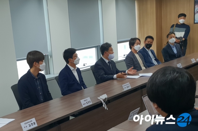 박양우 문체부 장관(왼쪽 세번째)이 14일 한국게임산업협회를 찾아 게임업계 관계자들과 이야기를 나누고 있다.