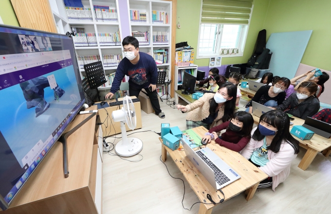 5월 19일 서대전 지역아동센터 아이들이 KT 화상 회의 시스템을 통해 KT IT서포터즈가 진행하는 ‘VR 콘텐츠 제작하기’ 체험형 수업에 참여하고 있다. [출처=KT]