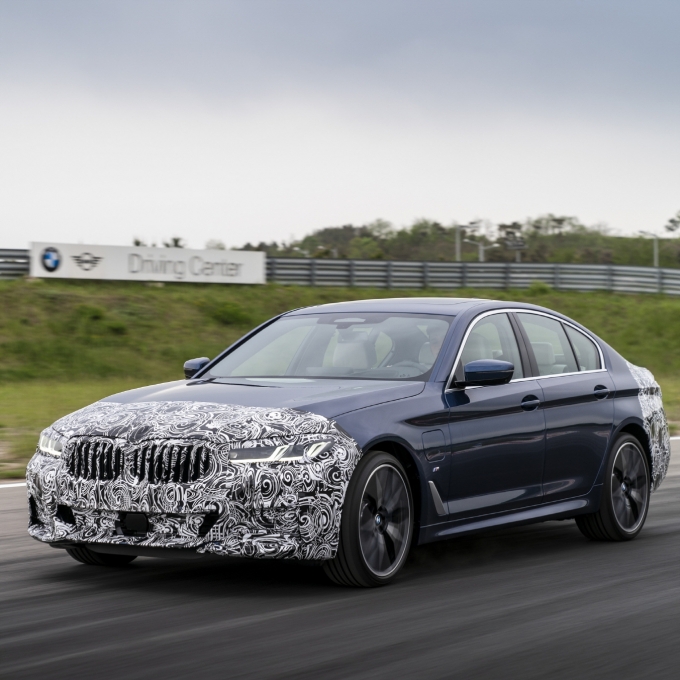 BMW 코리아는 오는 27일 BMW 5시리즈와 6시리즈 신형 모델을 BMW 드라이빙 센터에서 세계 최초로 공개한다.  [출처=BMW 코리아]