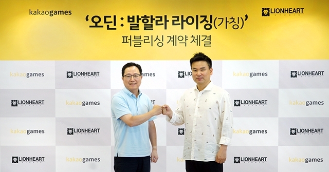 조계현 카카오게임즈 대표(좌측)와 김재영 라이온하트스튜디오 대표. [사진=카카오게임즈]