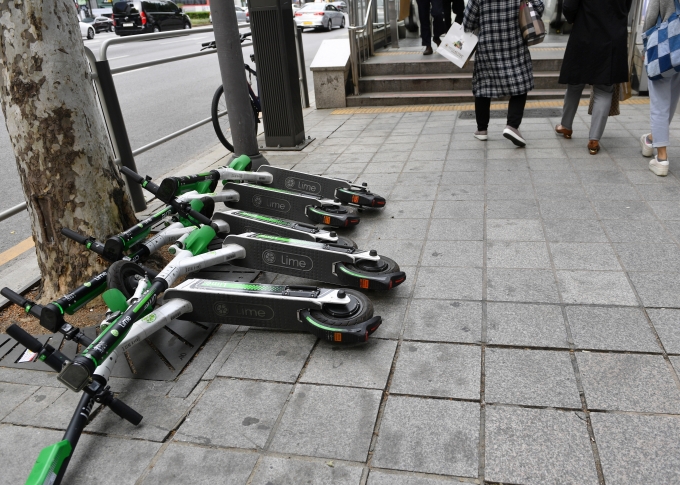 라임, 킥고잉, 싱씽 등 공유 전동킥보드가 길거리의 흉물로 전락하고 있다. 보행자들이 전동킥보드에 걸려 넘어져 다쳐도 책임 소재가 불분명해 분쟁이 발생할 가능성이 높다. [아이뉴스24 DB]