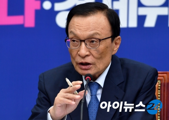 이해찬 더불어민주당 대표가 2일 오후 서울 여의도 국회에서 열린 제13차 정례 기자간담회에서 취재진 질문에 답변하고 있다.