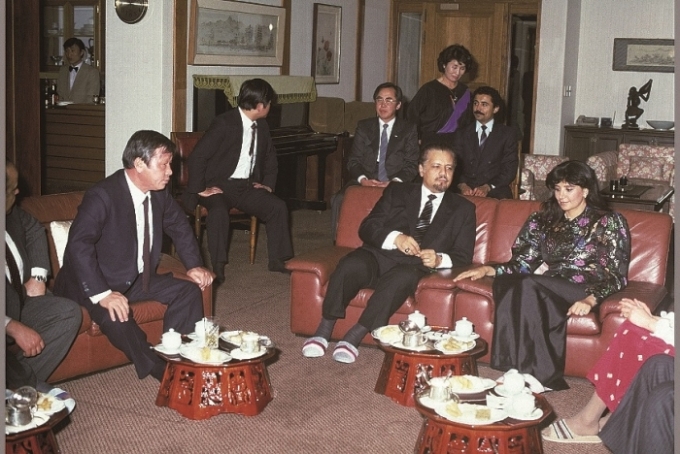 故최종현 SK그룹 회장이 1981년 초 내한한 야마니 사우디아라비아 석유장관(오른쪽 두번째)과 담소를 나누고 있다. 사진=SK그룹 제공 [SK그룹]