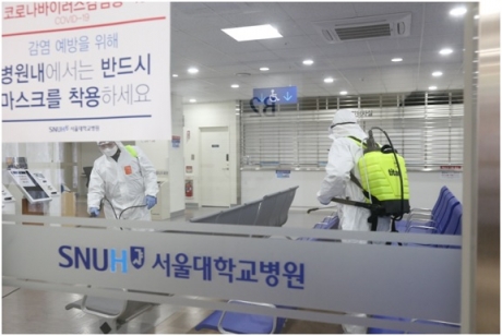 세스코(대표이사 전찬혁) 살균서비스 전문가들이 서울대학교병원을 대상으로 코로나19 전문살균서비스를 진행하고 있다.