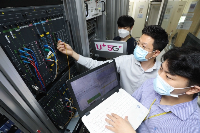 유비쿼스 관계자가 LG유플러스에 공급하는 10기가 인터넷 장비를 점검하고 있는 모습. [출처=LG유플러스]