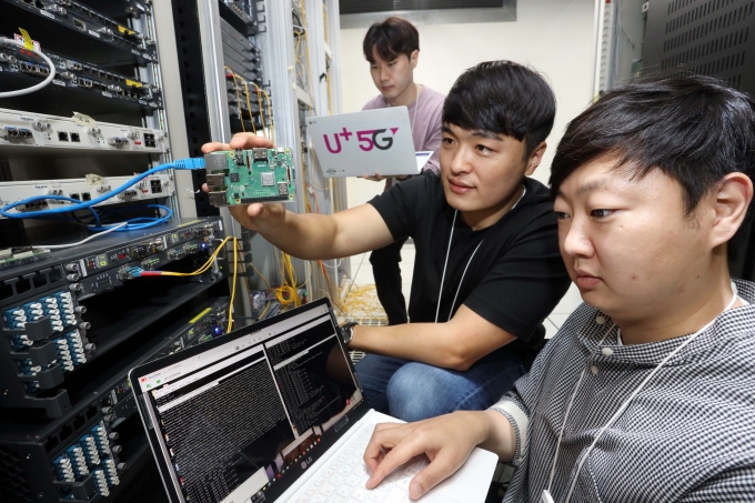 LG유플러스는 서울대학교 산업수학센터,&#160;크립토랩과 함께 양자내성암호 기술을 개발해 고객전용망장비(광전송장비)에 적용했다 [사진=LGU+]