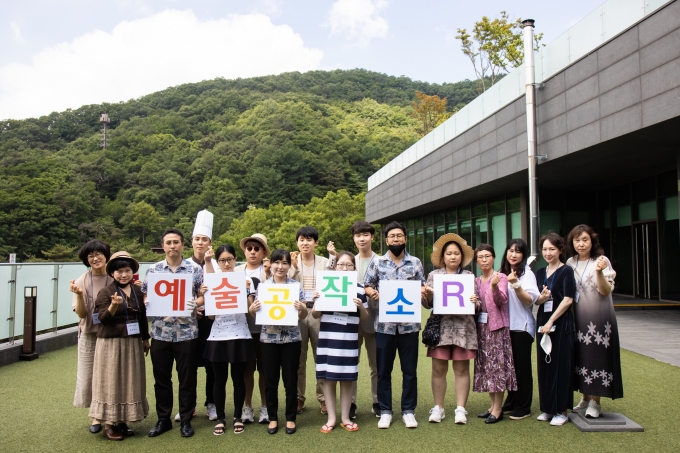 '예술공작소R’ 단체 사진 [사진=호반그룹]